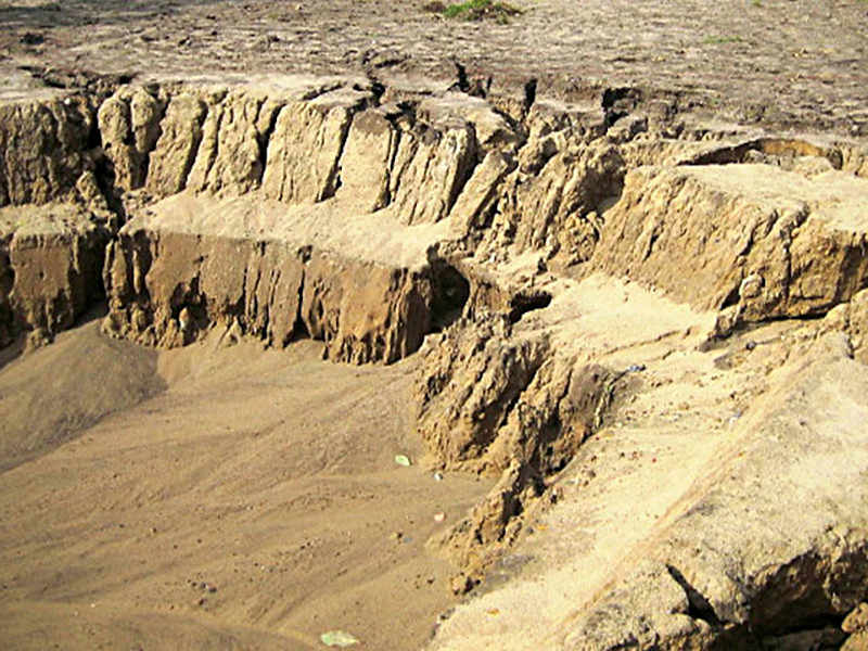 Eine durch Starkregen erodierte Teichgrube