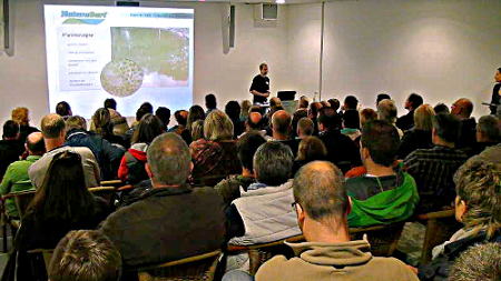 Seminar Teichpflege - Theorie im Seminarraum Seminarteilnehmer im Seminarraum sehen Wandprojektion