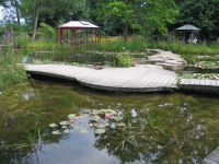Landschaftsgestaltung mit ausgeklügelten Brücken- und Steg- Kombinationen Landschaftsgestaltung mit ausgeklügelten Brücken- und Steg- Kombinationen