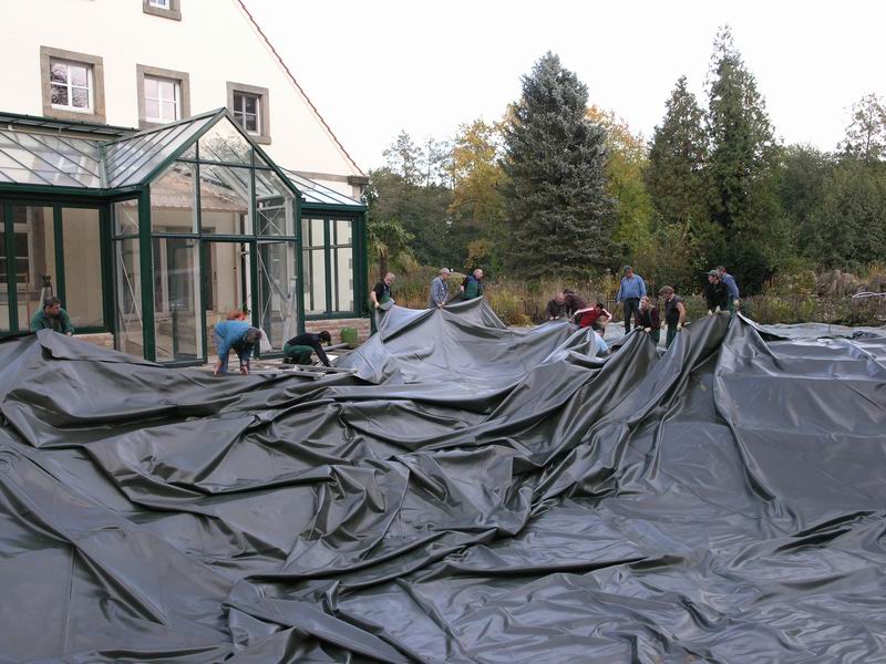 Teichfolie im Schwimmteich ausgelegt