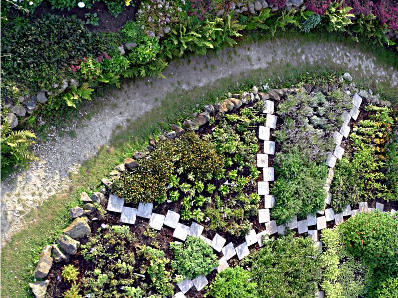 April bringt den Garten in Schwung - Oft aber auch die erste Algenblüte im Teich