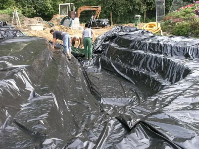 Sicherungsfolie beim Teichbau