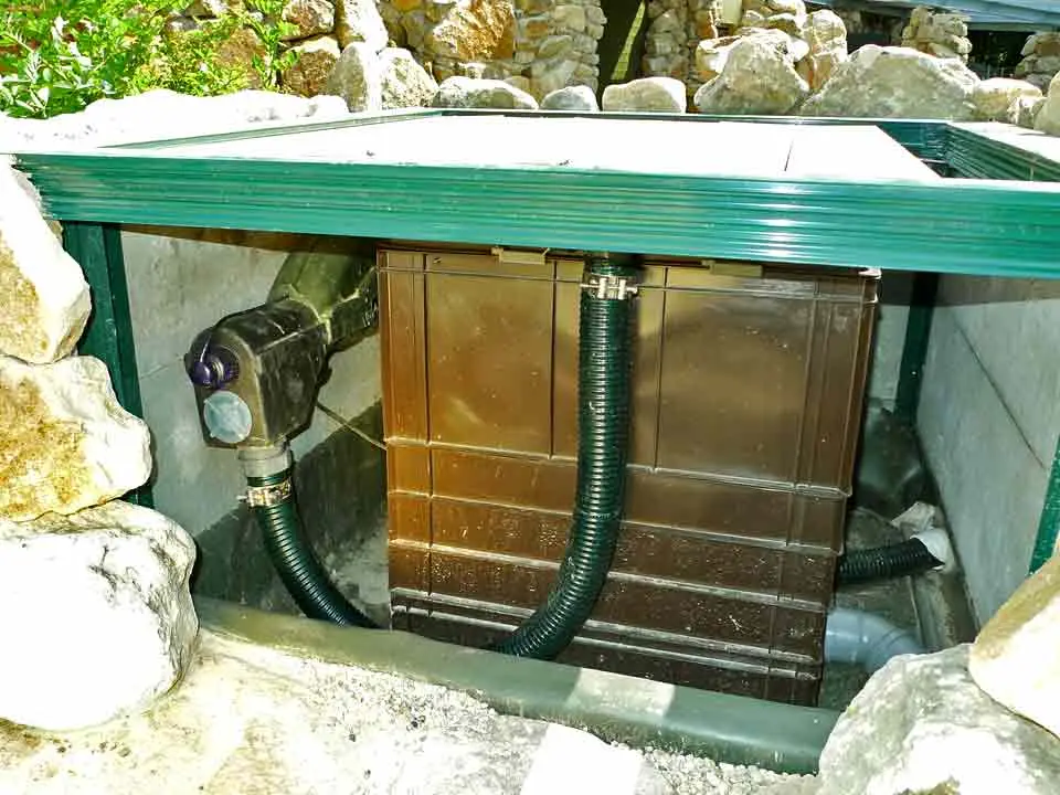 Den Filter kann man in einer Filterstation einbauen - unsichtbar in einem Blumenhügel