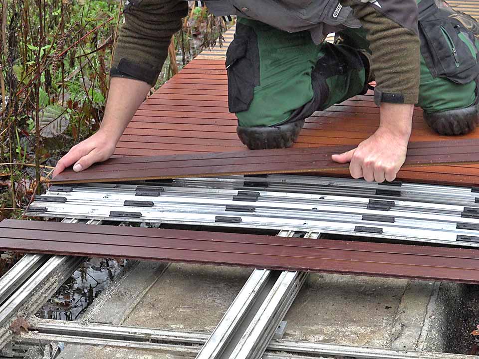 Montage einer Steg- oder Brückenkonstruktion