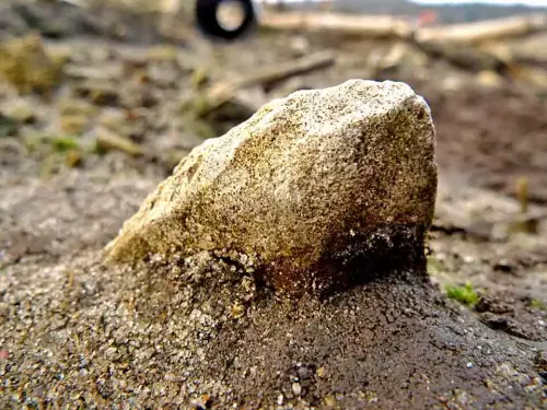 Der Frost kann Steine durch die Teichfolie drücken