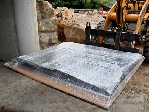 Transport-Platte ist Bohrschablone für die Wand