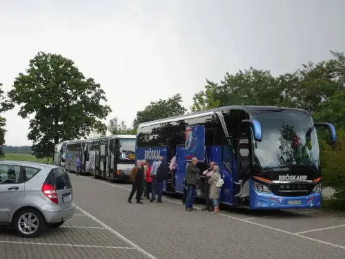 350 befestigte Parkplätze