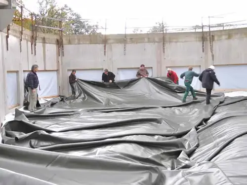 Das Folien-Team hilft bei schwierigen Teich-Formen