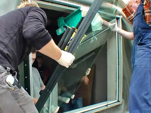 Scheibe einsetzen. Viele Scheiben sind 6 cm dick