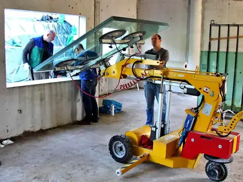 Montageservice mit Saugnäpfen für Großscheiben