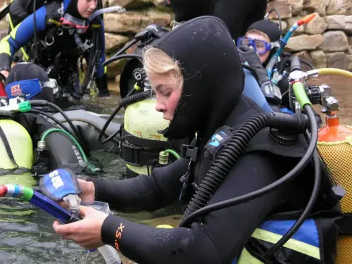Tauchen ist kinderleicht: Neben der Pressluftflasche braucht man eine Tarierweste, einen Atemregler, Maske, Flossen und den Kält
