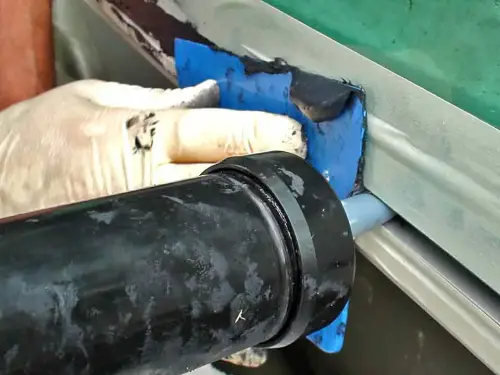 Die Scheibe wird vor Ort in den Rahmen geklebt