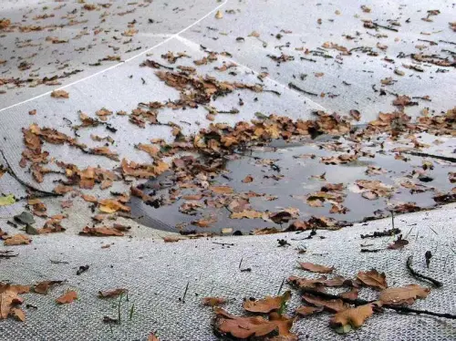 Das Laubschutznetz muss schweben