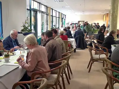 Das Palmen-Bistro versorgt die Teilnehmer mit Essen und Getränken