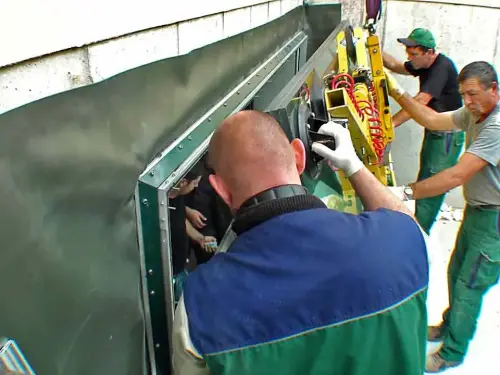 Das Teichfenster hat einen eingedichteten Folienkragen