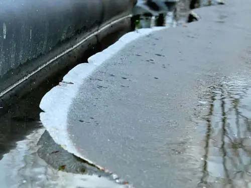 Messerscharfe Eisschollen können die Folie aufschlitzen