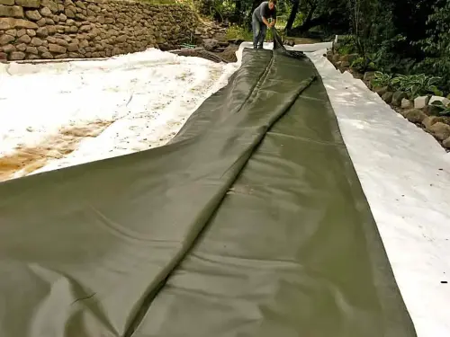 Folie aufklappen und durch die Grube ziehen