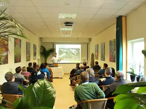 Oft kommen Dutzende zu einer Beratung in den Park