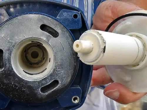 Teichpumpen muss man pflegen, damit sie lange halten