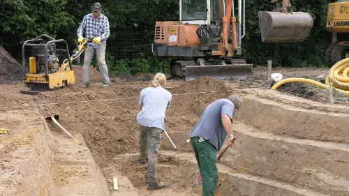 Erdarbeiten beim Teichbau - Bild 1