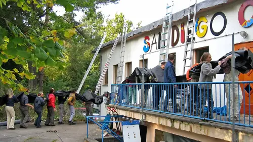 Eine Folie sorgt für ein regensicheres Dach