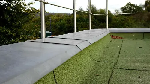 Folienbefestigung an einer bestehenden Abdeckung