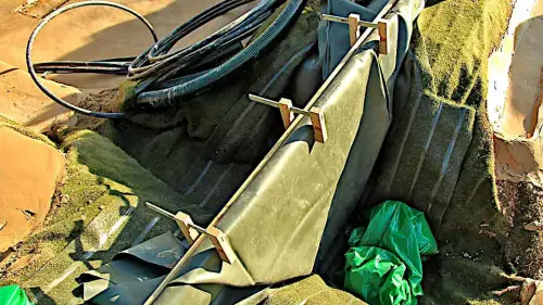 Teich-Neuanlage: Teich und Filtergraben werden durch eine eingeklebte Folie getrennt