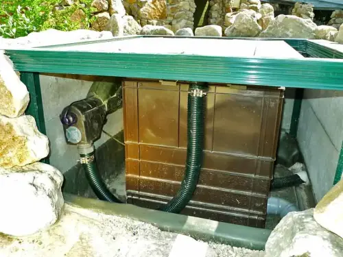 Den Filter kann man in einer Filterstation einbauen - unsichtbar in einem Blumenhügel