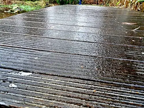 Holzstege werden im Winter spiegelglatt