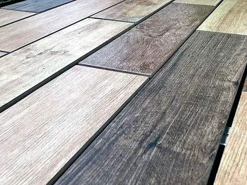 Unverrottbare "Holz-Fliesen"