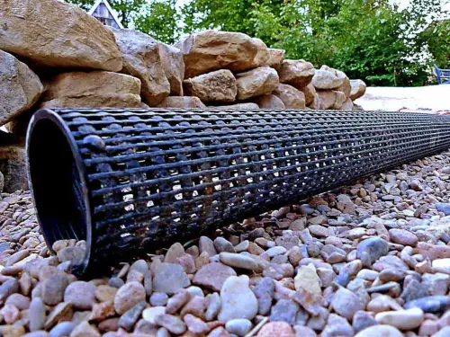 Das weitgehend saubere Wasser wird immer durch ein kleines Kiesbett angesaugt