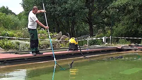 Ein Schlammsauger ist der erste Schritt zu einer Teich-Sanierung