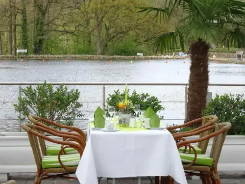 Stege und Aufenthaltsflächen