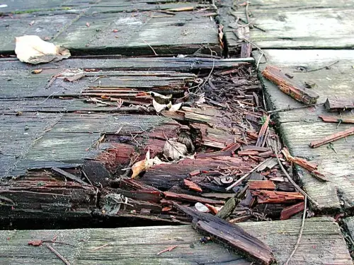 Reine Holzstege verrotten oft schnell