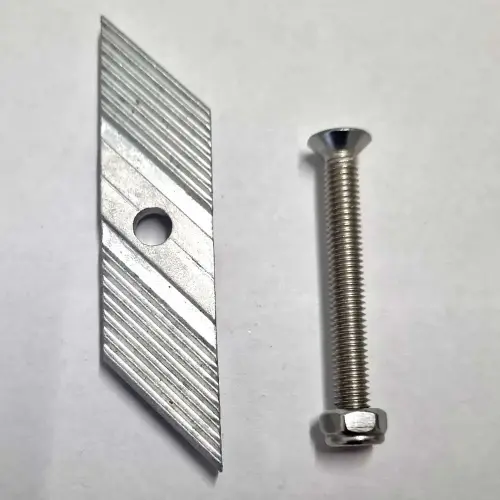 Artikelbild des Artikels “Klemmstück schräg mit Schraube 50 mm und Mutter für Bretter 16 bis 35 mm “