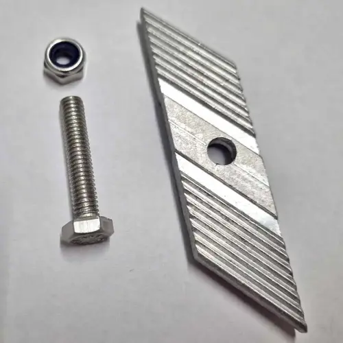 Artikelbild des Artikels “Klemmstück schräg mit Schraube 30 mm und Mutter für Alu-Bretter “