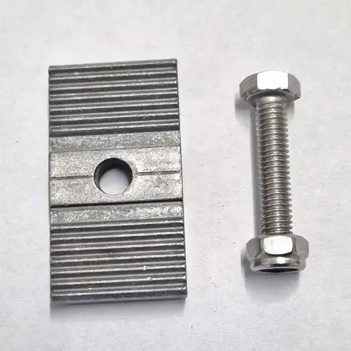 Artikelbild des Artikels “Klemmstück gerade mit Schraube 30 mm und Mutter für äußeres Alu-Stegbrett “