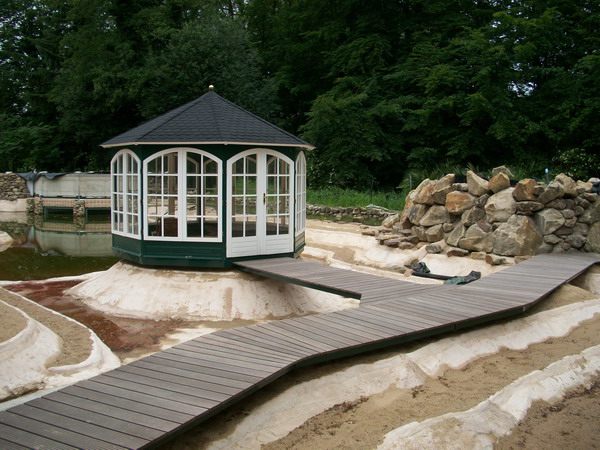 Ein Schwimmteich mit Pavillon entsteht