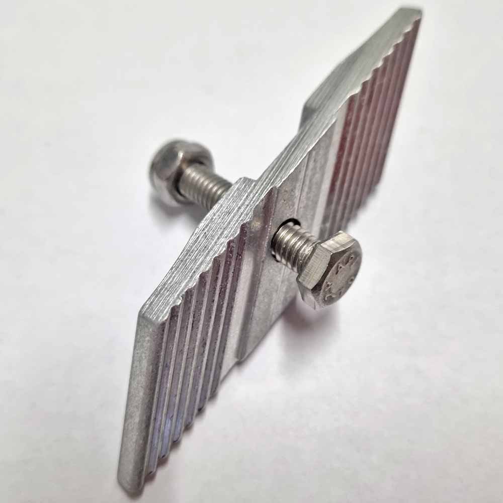 Artikelbild 2 des Artikels “Klemmstück schräg mit Schraube 30 mm und Mutter für Alu-Bretter “