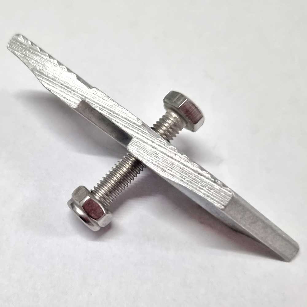 Artikelbild 3 des Artikels “Klemmstück schräg mit Schraube 30 mm und Mutter für Alu-Bretter “