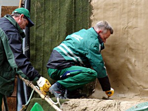 Die Verbundmatte wird mit Mörtel eingeschlämmt