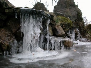 Bizarre Eisformationen bilden sich an den Wasserrfällen
