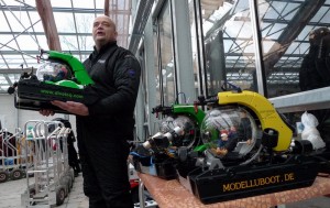 Die meisten U-Boote lassen sich bis in etwa 5 m Wassertiefe perfekt fernsteuern, einzelne tauchen bis 400 m tief. 