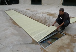 Einbau der Sedimentfalle im NaturaGart Teich-Aquarium