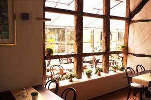 Licht und Wärme aus dem Wintergarten gelangt nach dem Umbau in alle Räume des Cafés