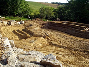 Grube für einen Schwimmteich mit Terrassen