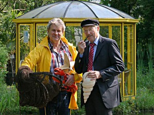 Norbert Jorek (l) und Karl Derikartz (r) mit Requisiten aus dem Märchenhaften Kaffeegarten