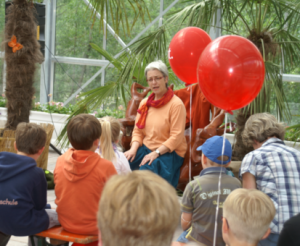 Märchenerzählerin im NaturaGart Park