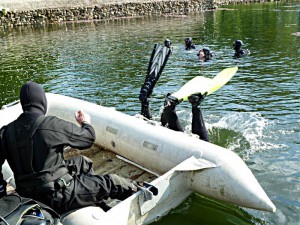 Teilnehmer am Tauchkurs machen den Ausstieg aus dem Zodiak.