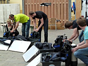 Kursteilnehmer bauen ihre Tauch-Ausrüstung zusammen